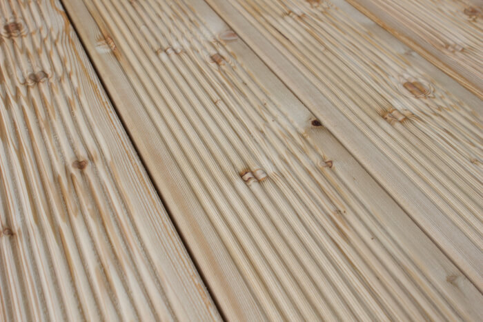 Terassilauta lehtikuusi 28*120*4000 mm uritettu luokka V/VI - Image 2